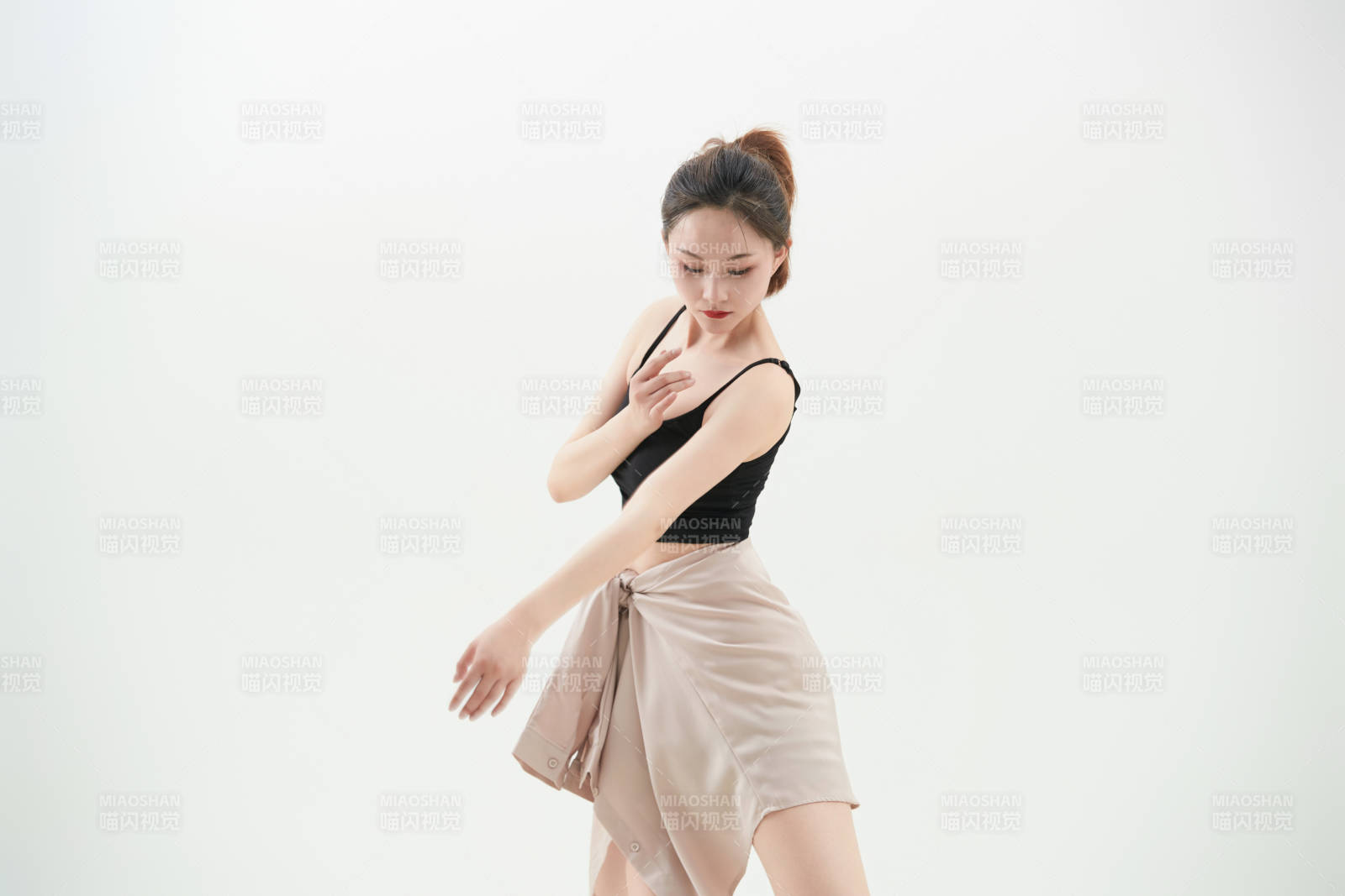 跳現(xiàn)代舞的亞洲舞蹈演員