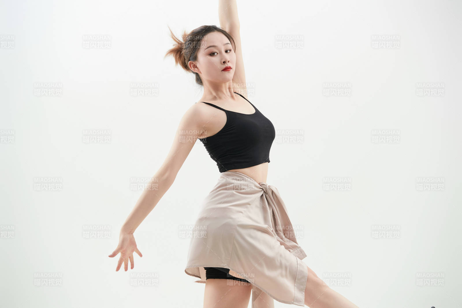 跳現(xiàn)代舞的亞洲舞蹈演員