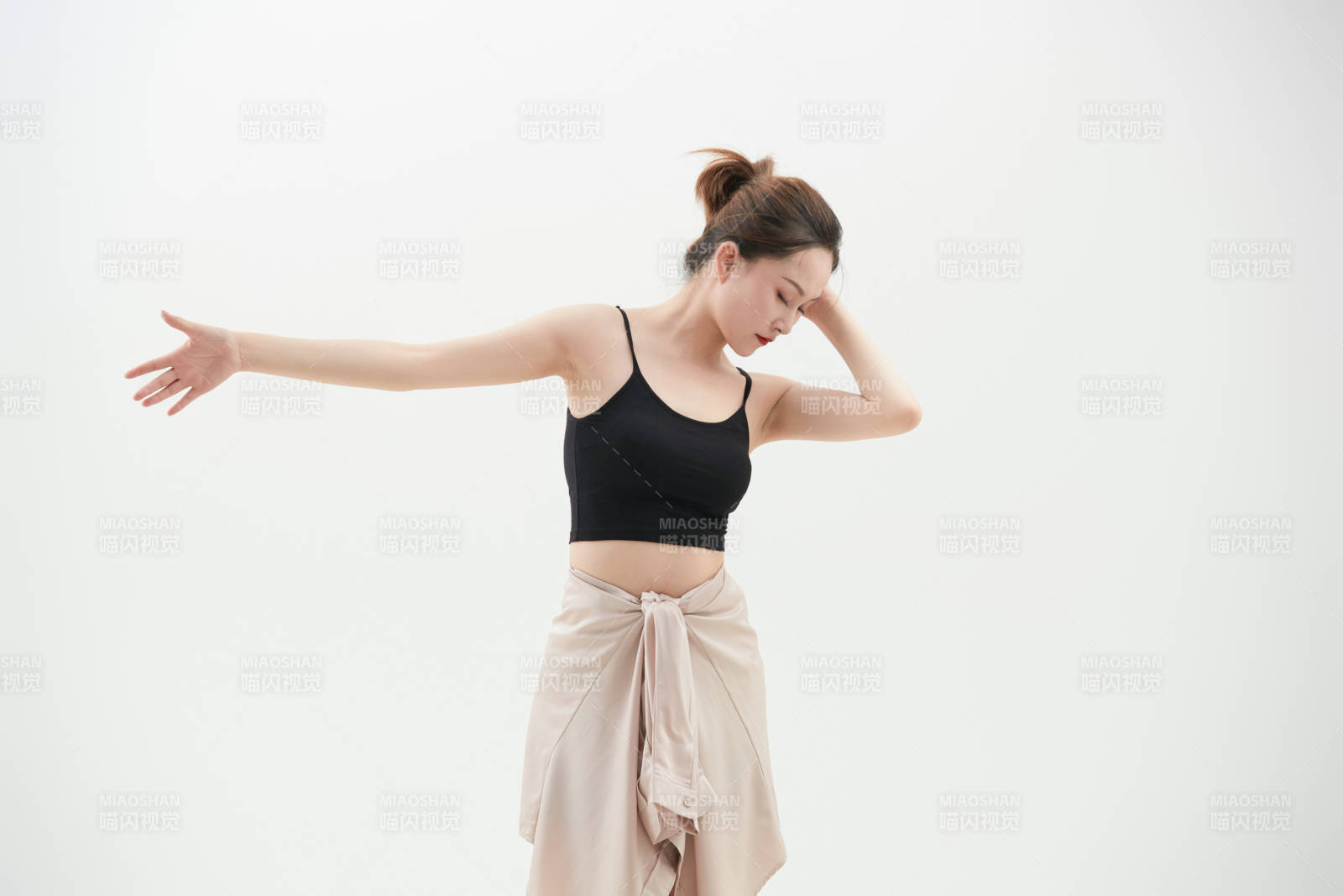 跳現代舞的亞洲舞蹈演員