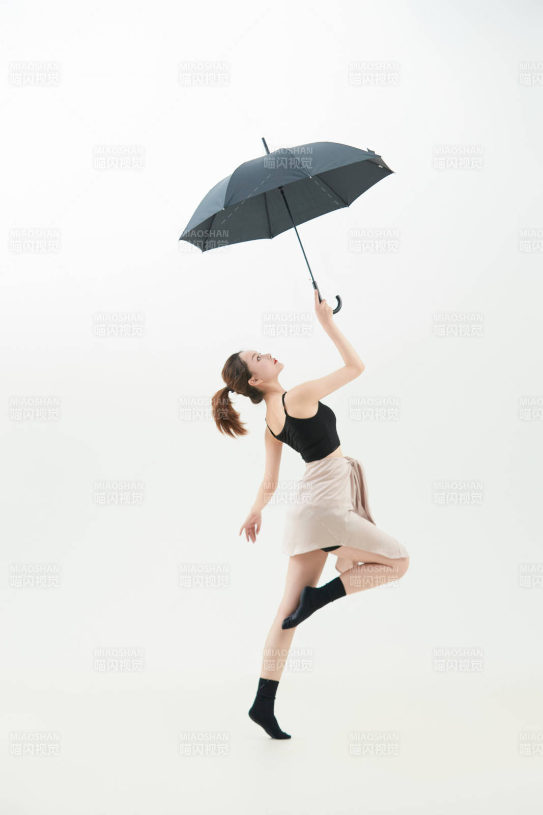 跳現代舞的亞洲舞蹈演員