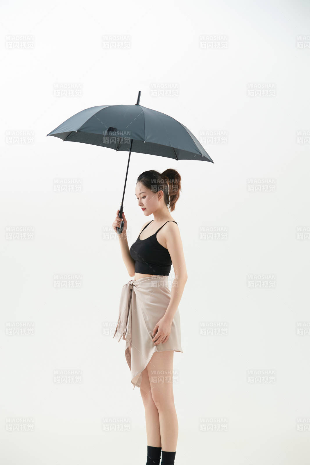 跳現代舞的亞洲舞蹈演員