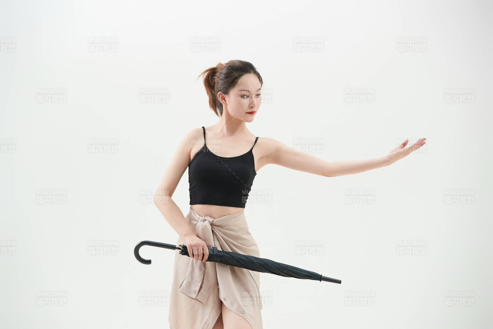 跳現代舞的亞洲舞蹈演員