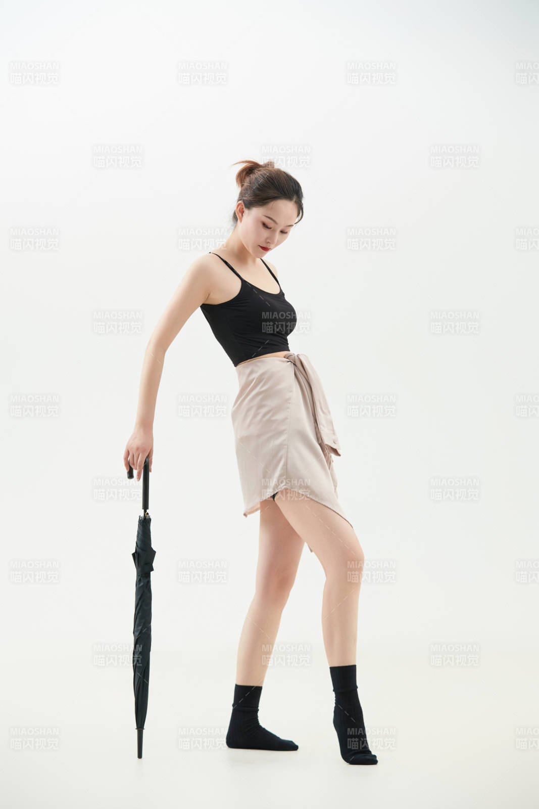 跳現代舞的亞洲舞蹈演員