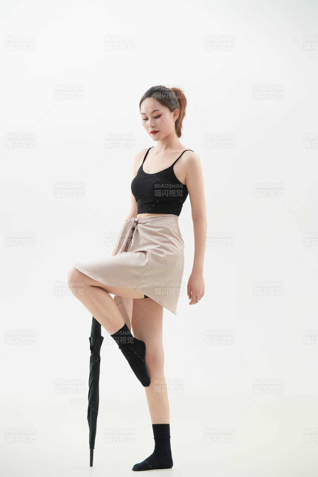 跳現代舞的亞洲舞蹈演員