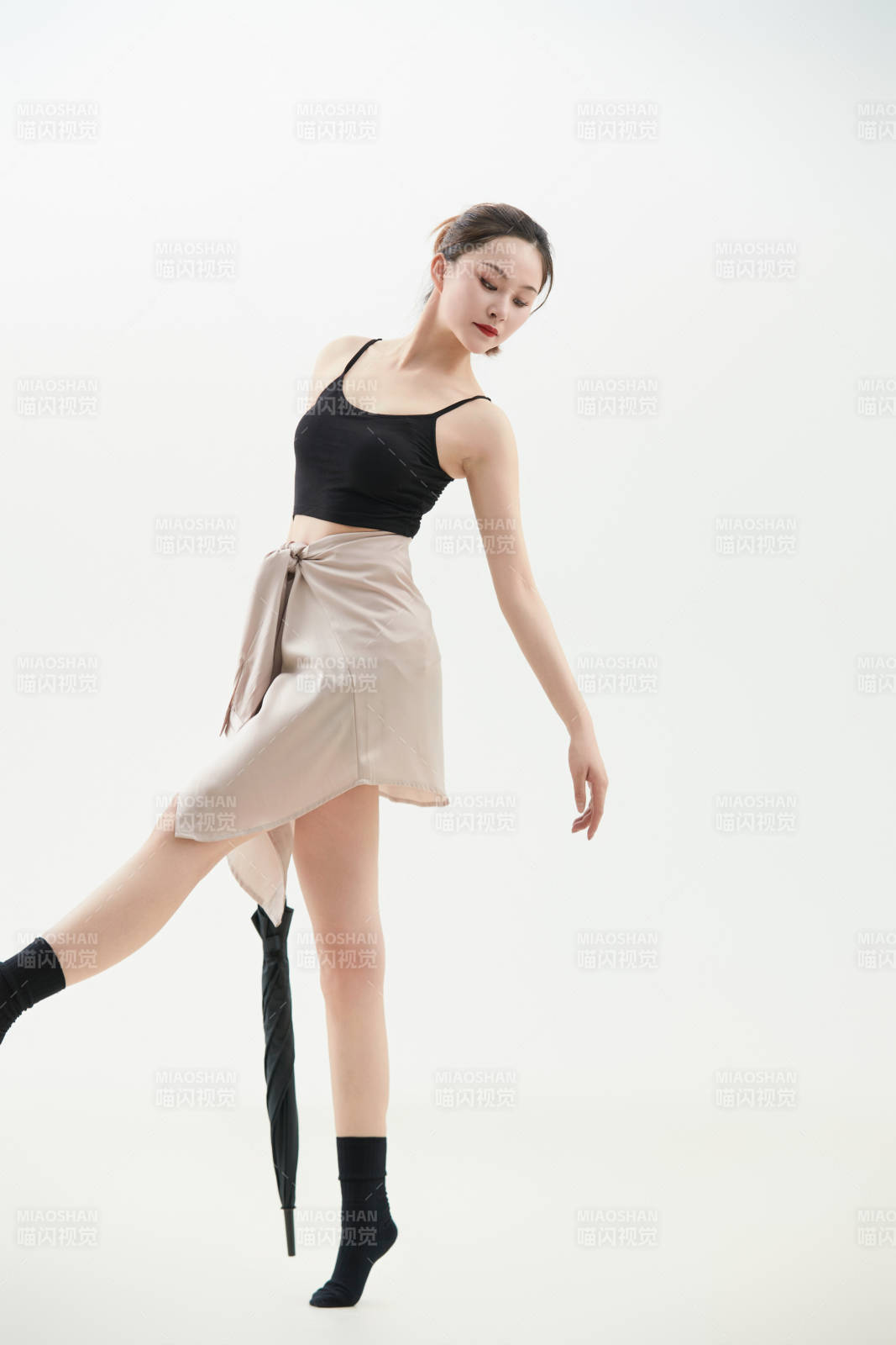 跳現代舞的亞洲舞蹈演員