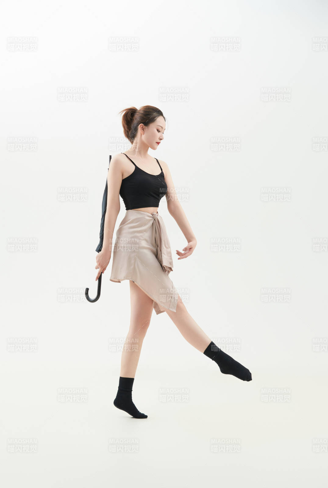 跳現(xiàn)代舞的亞洲舞蹈演員