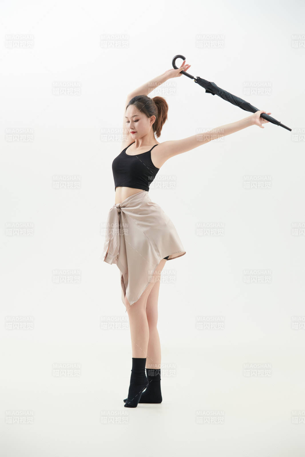 跳現代舞的亞洲舞蹈演員