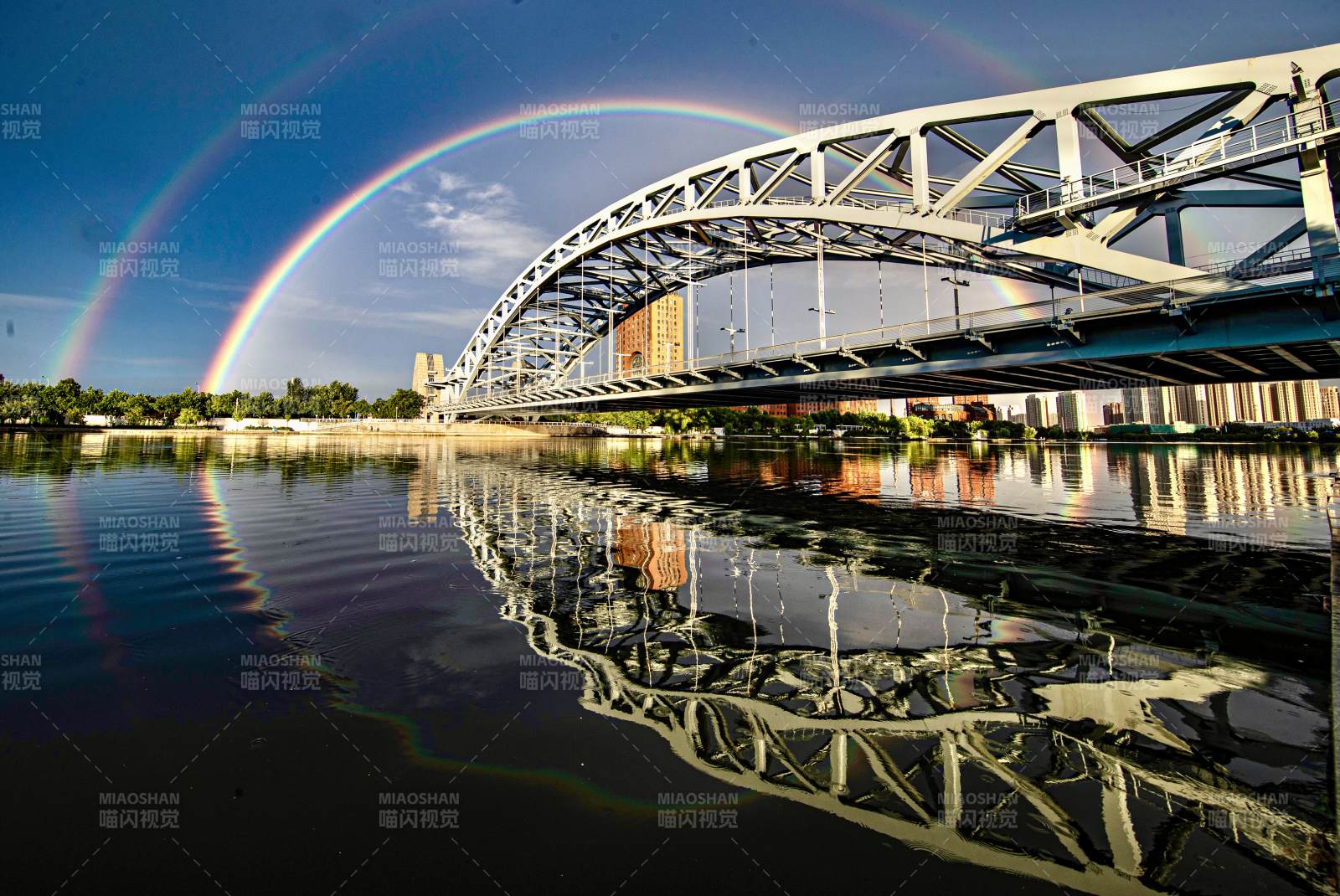 彩虹橋倒影