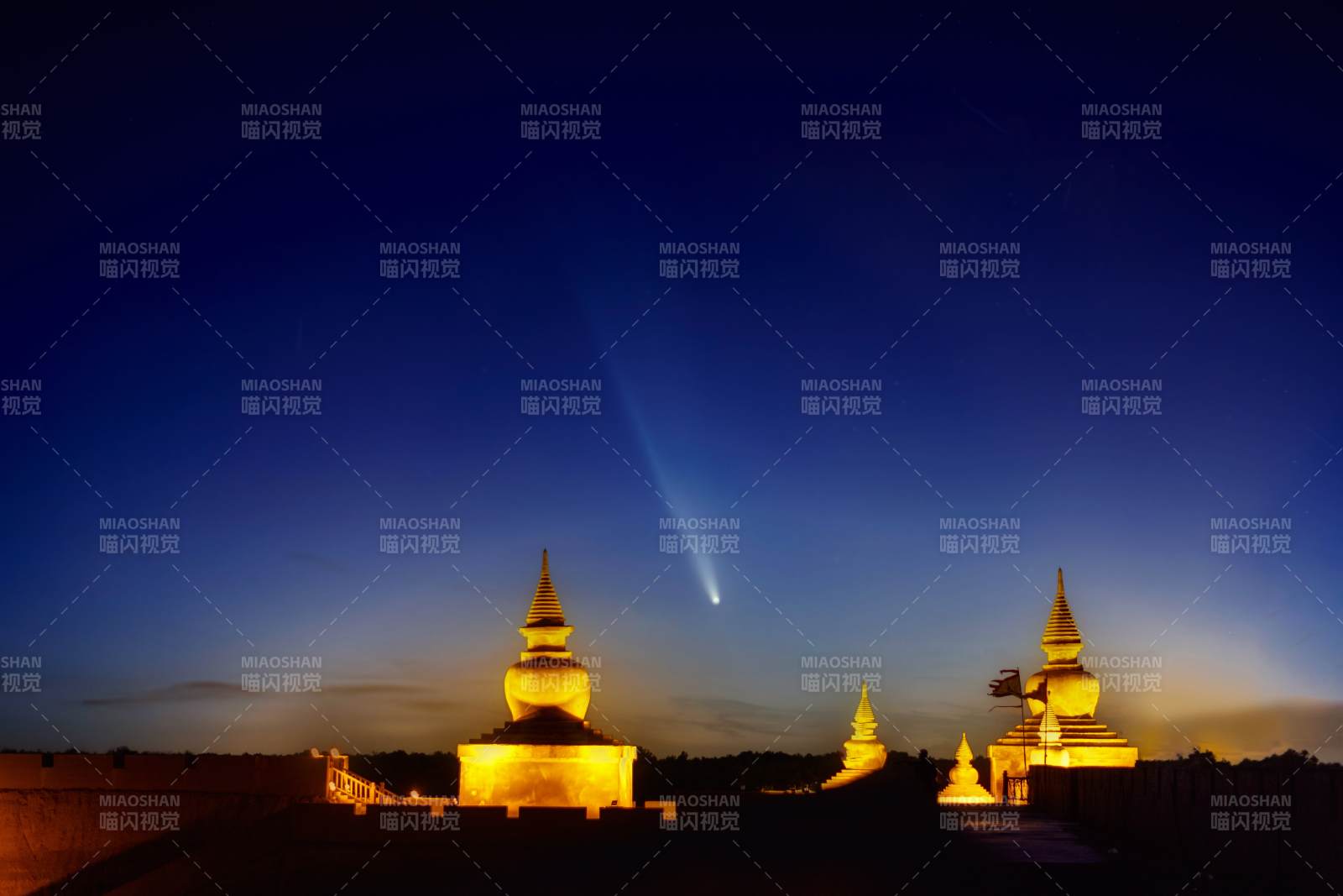 夜空流星掠過(guò)佛塔