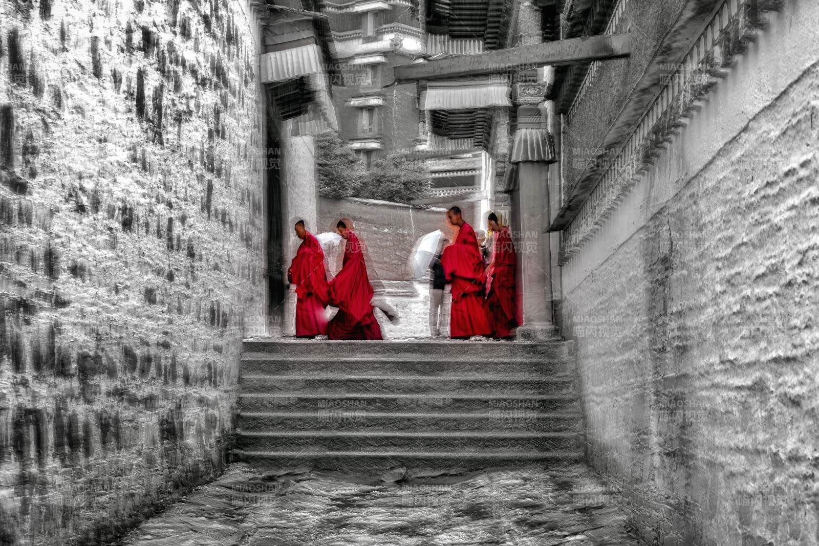紅衣僧侶行于古巷