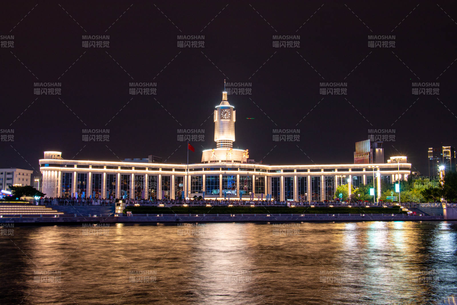 天津站夜景建筑