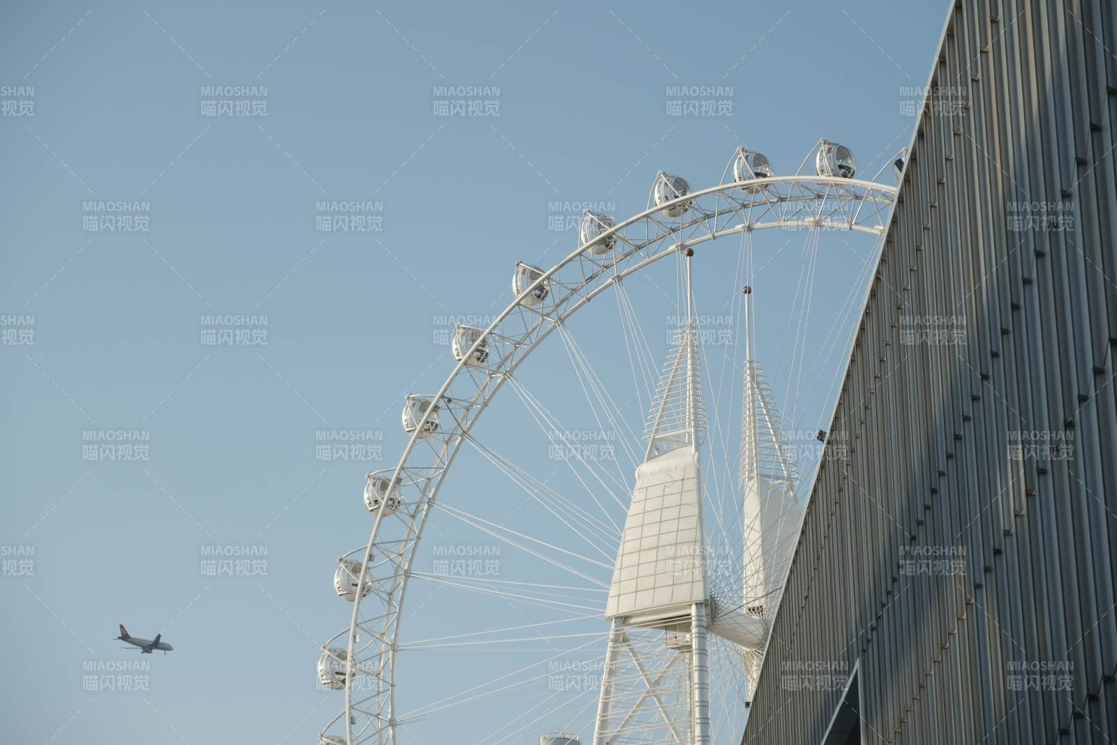 廈門海上世界摩天輪與飛機同框
