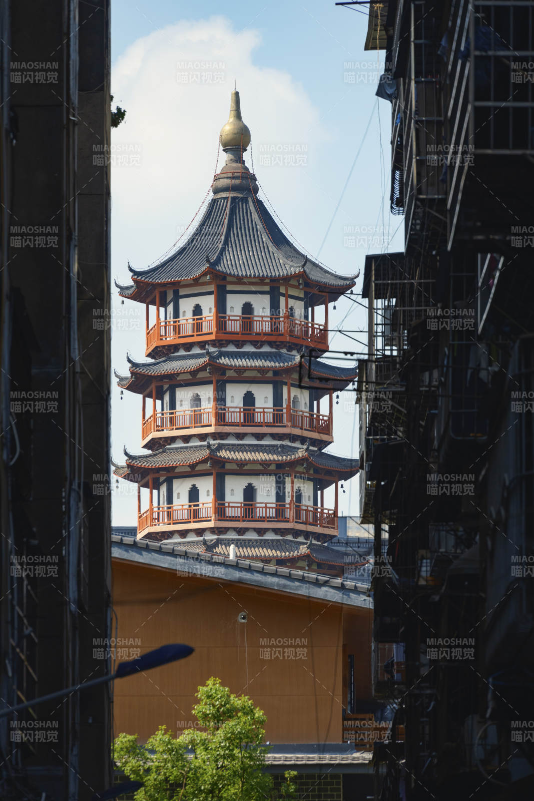 古塔映巷 靜謐悠然