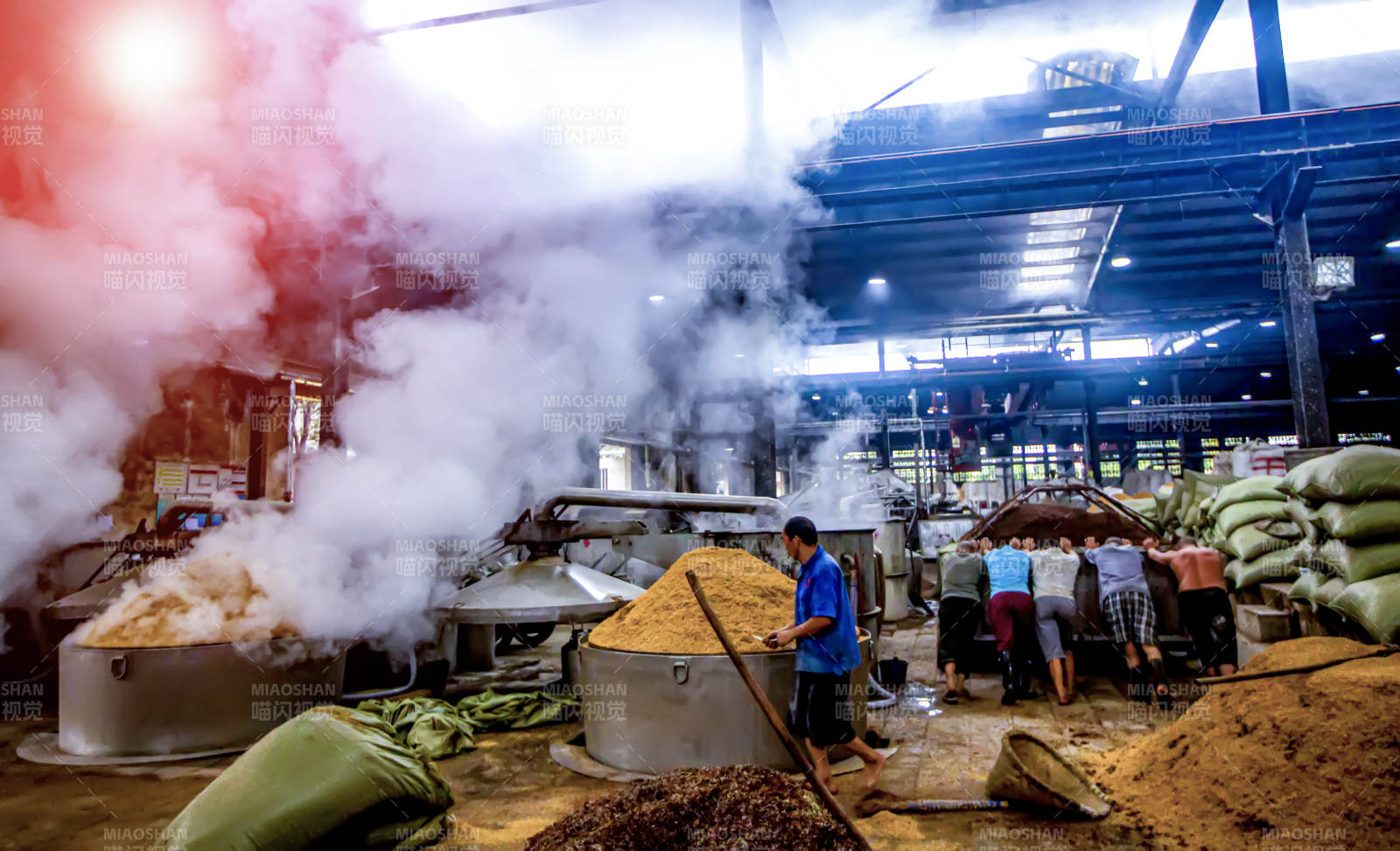 蒸汽彌漫的糧倉