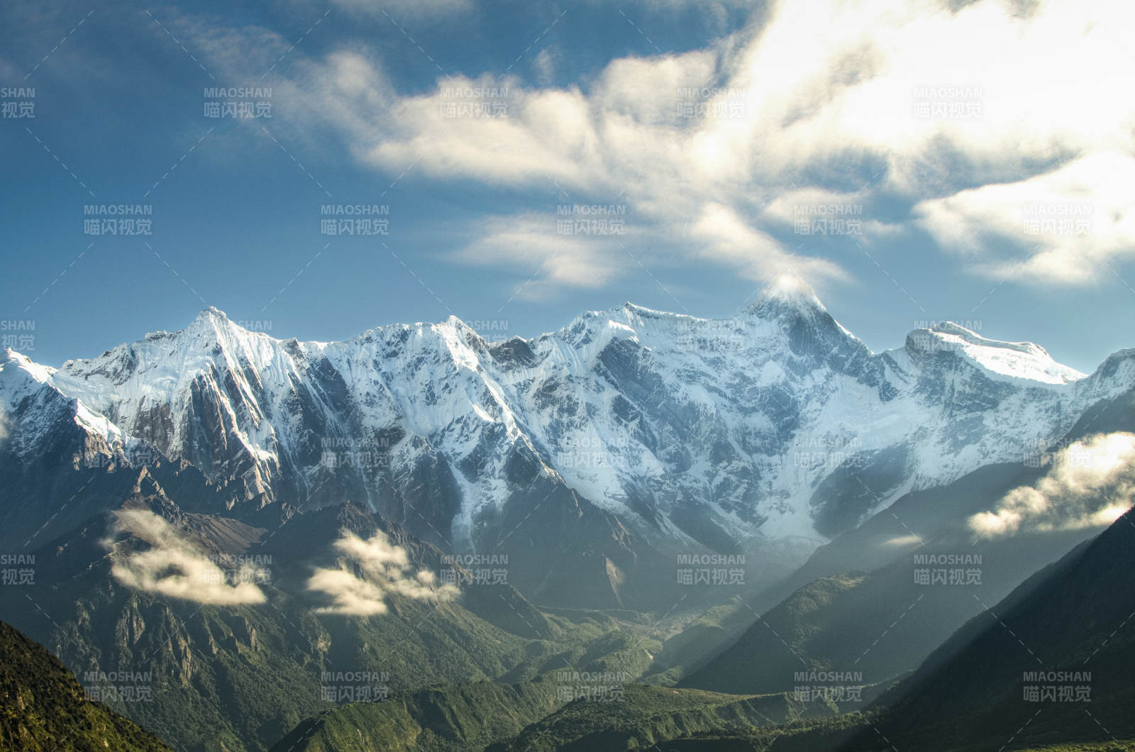 雪山巍峨云霧繚繞