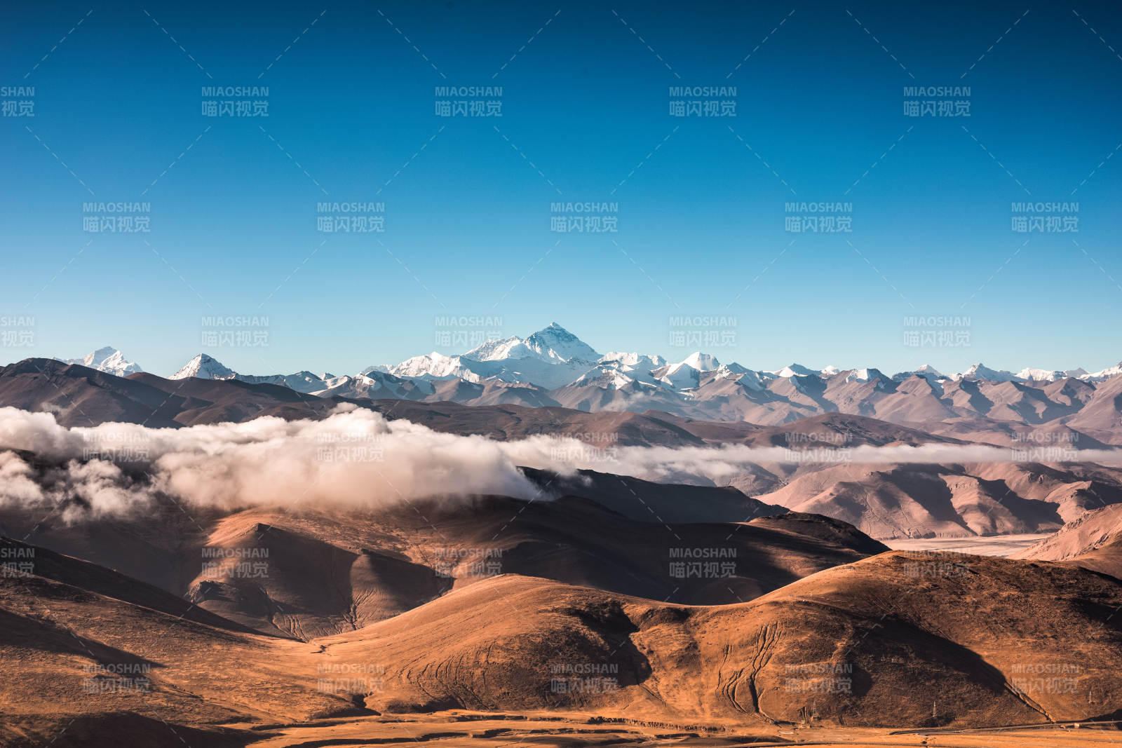 雪山云海壯麗景色