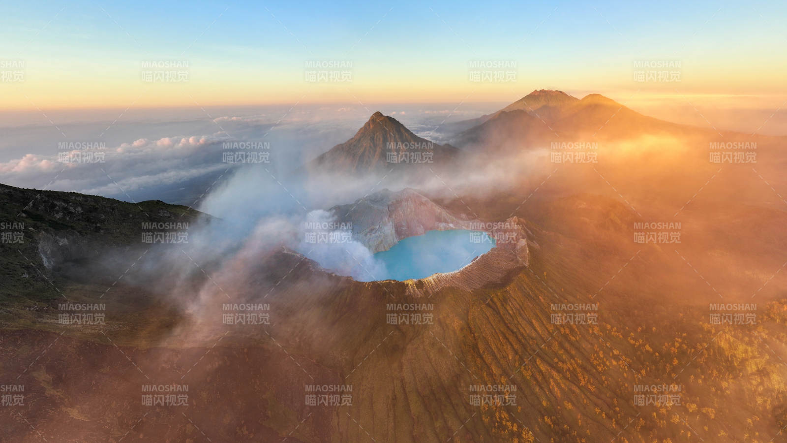 火山口湖晨曦美景