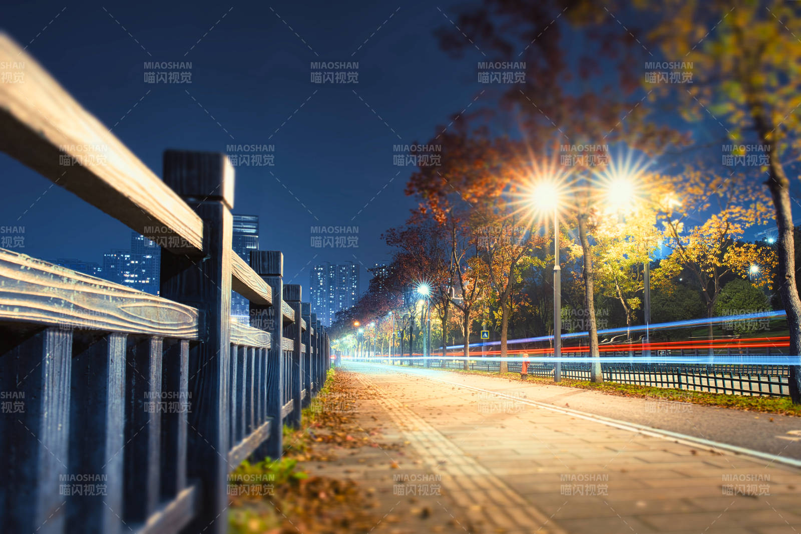 夜景長(zhǎng)廊光影交錯(cuò)