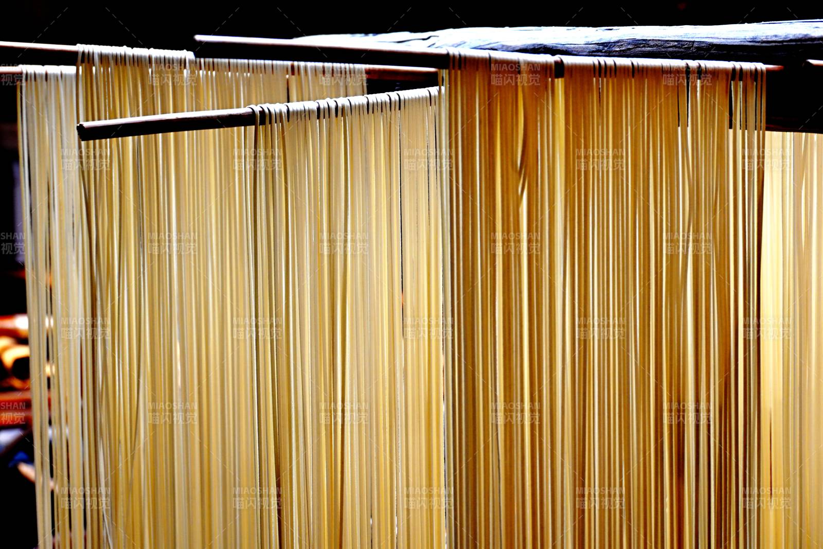 面條懸掛風干中