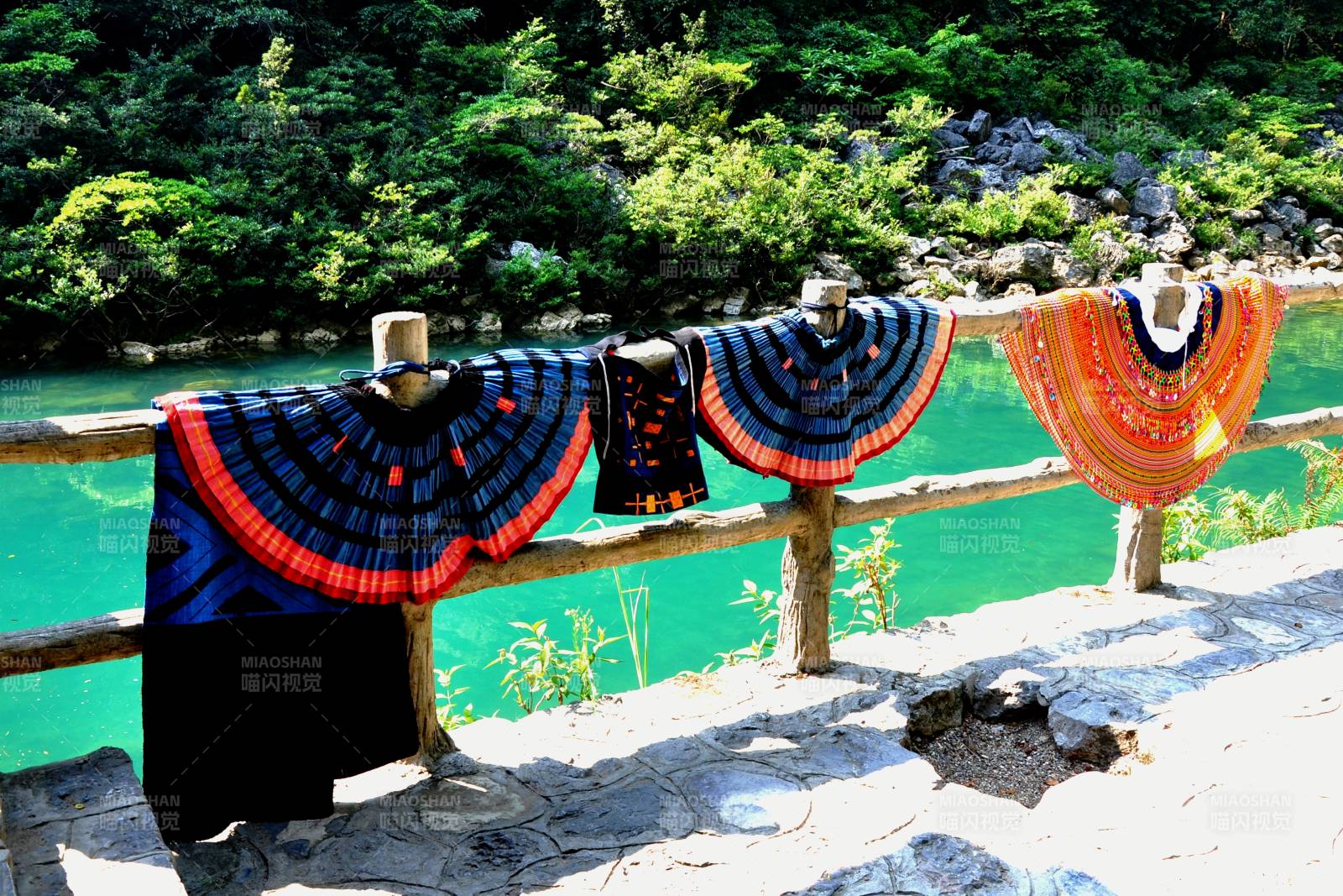 彩衣掛欄 溪畔風(fēng)韻