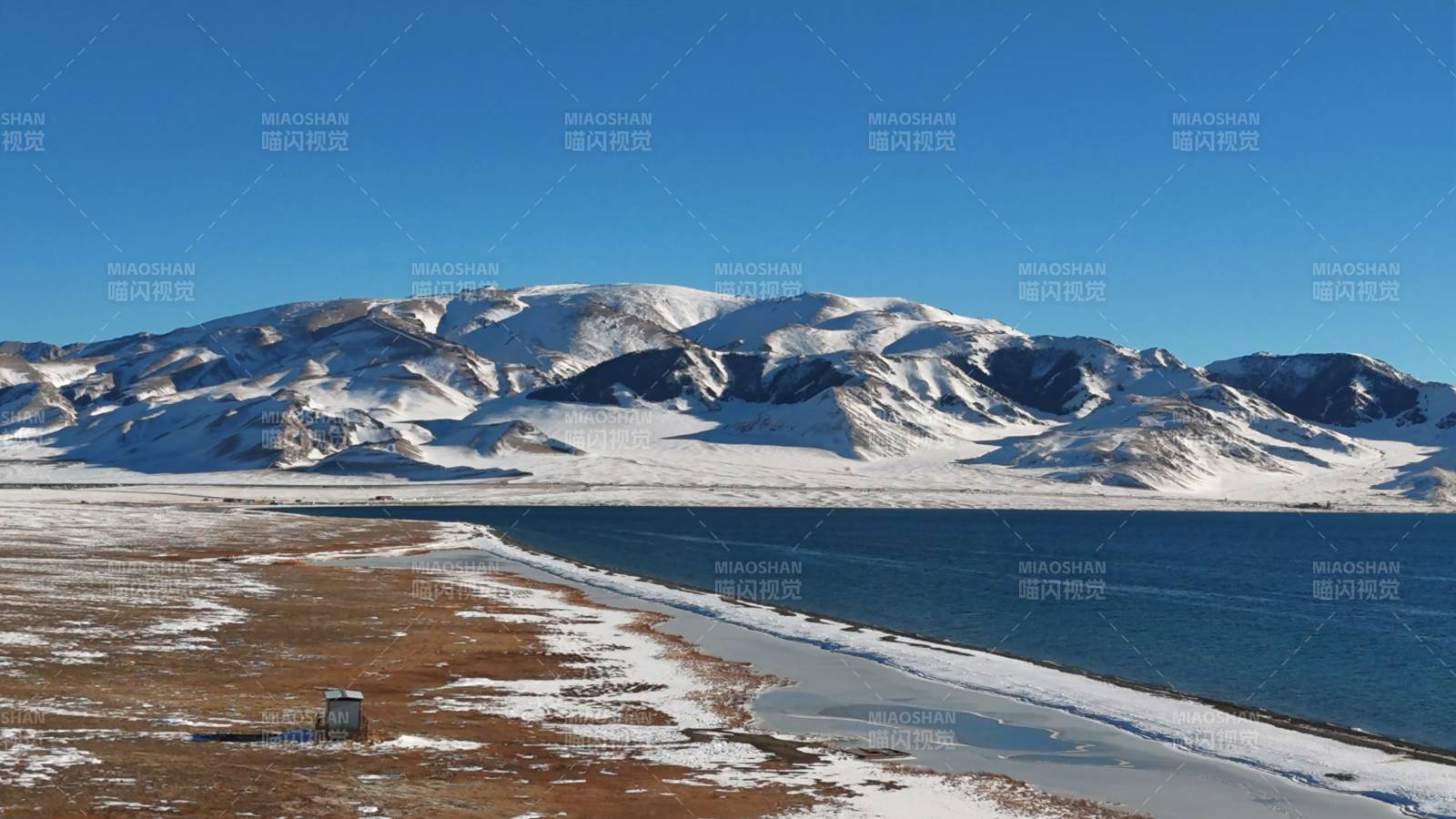 雪山湖畔冬景