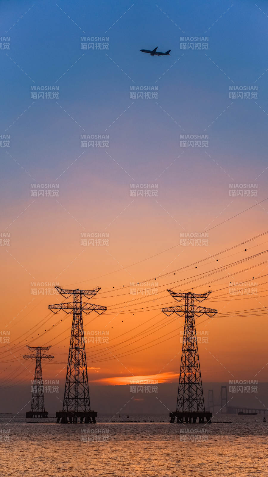 夕陽下的電力塔與飛機