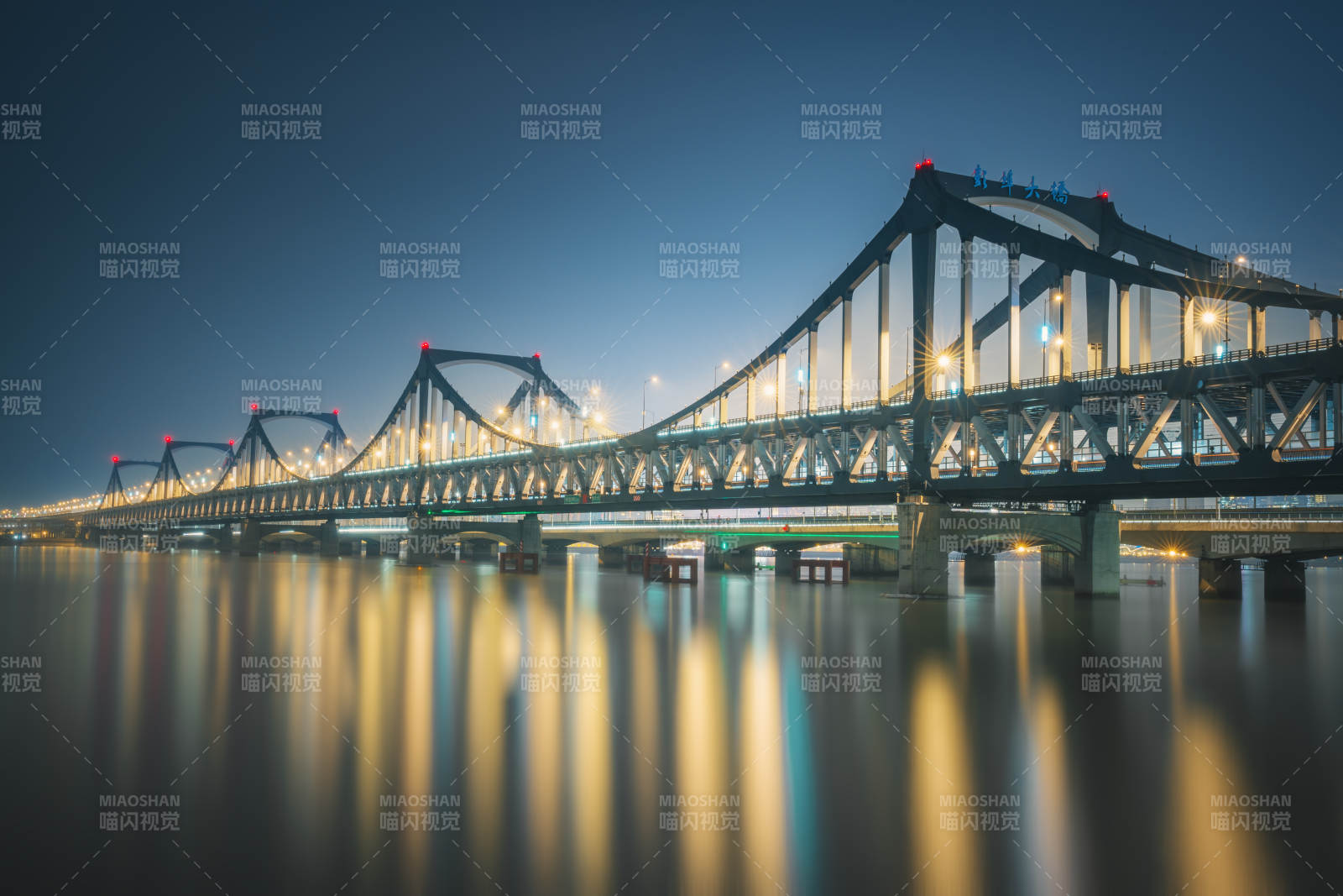 杭州彭埠大橋夜橋倒影