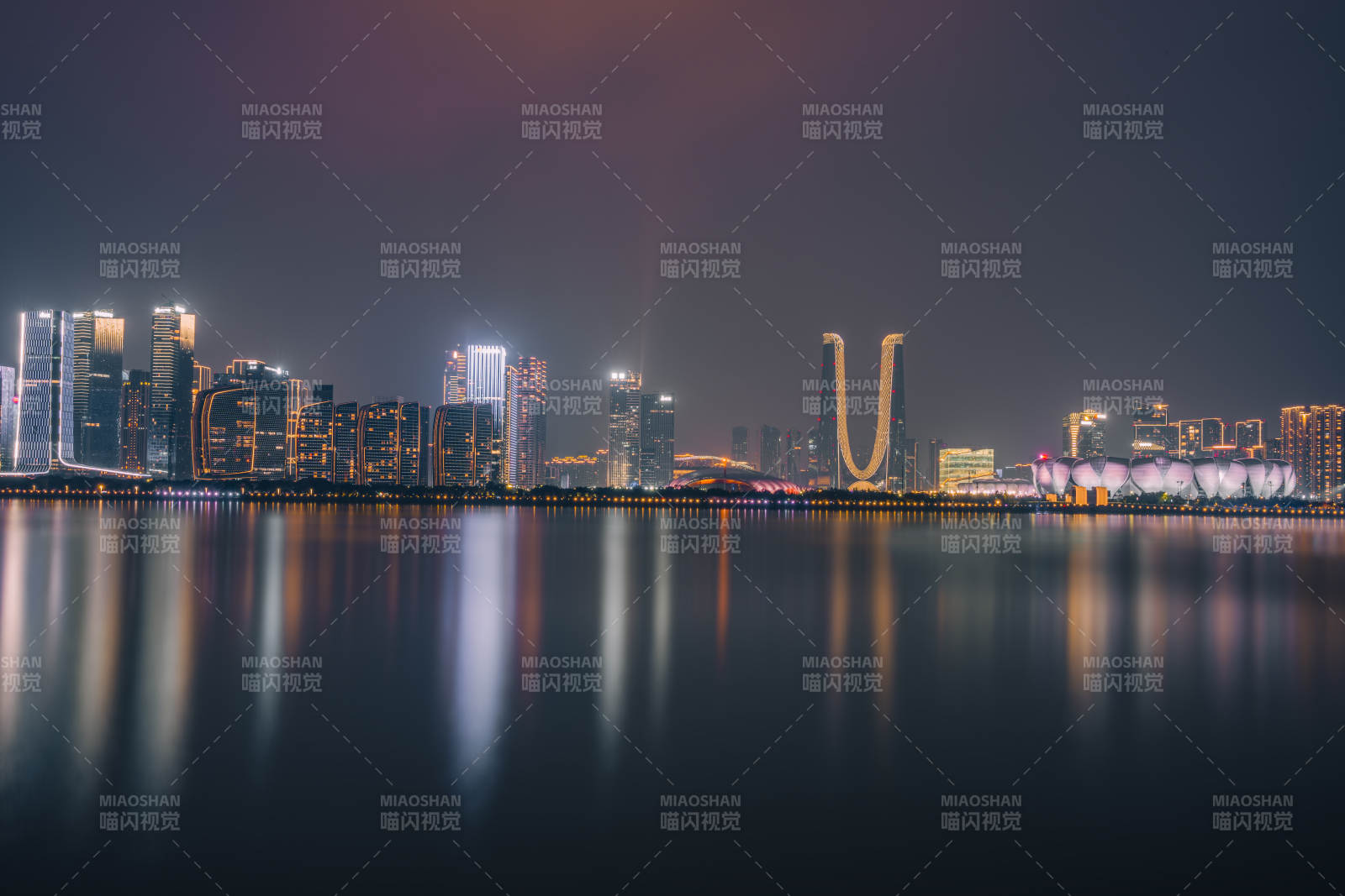 杭州錢江新城CBD夜幕下的城市倒影