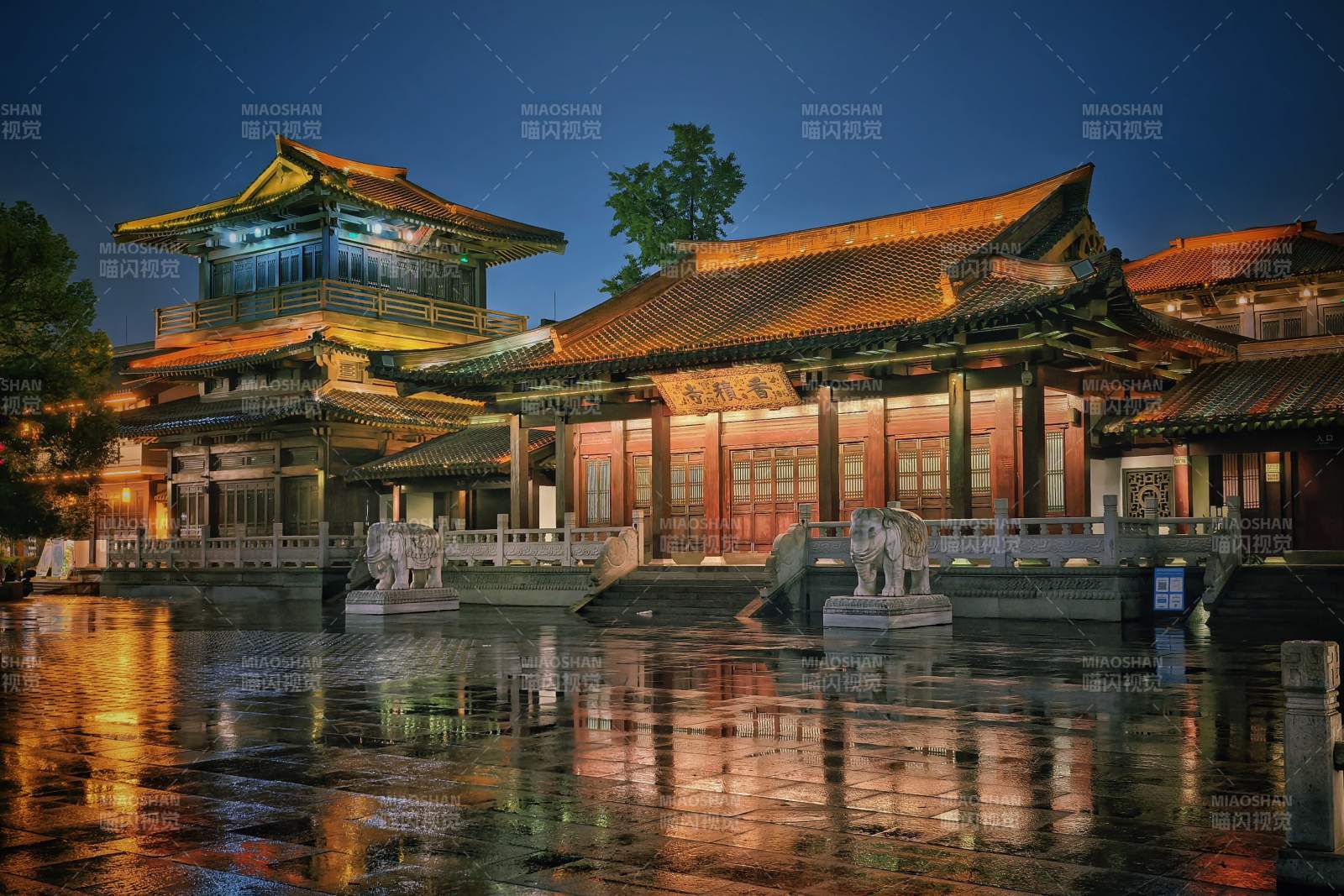 杭州香積寺夜色中的古建筑群