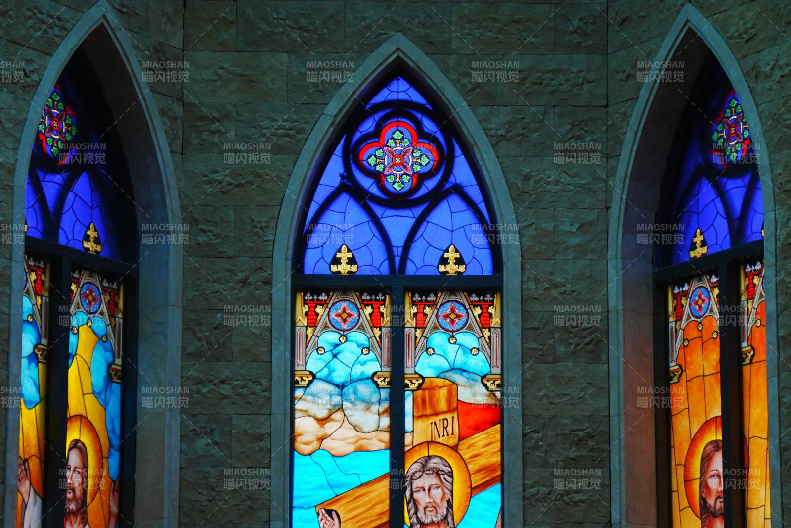 彩繪玻璃窗中的圣像