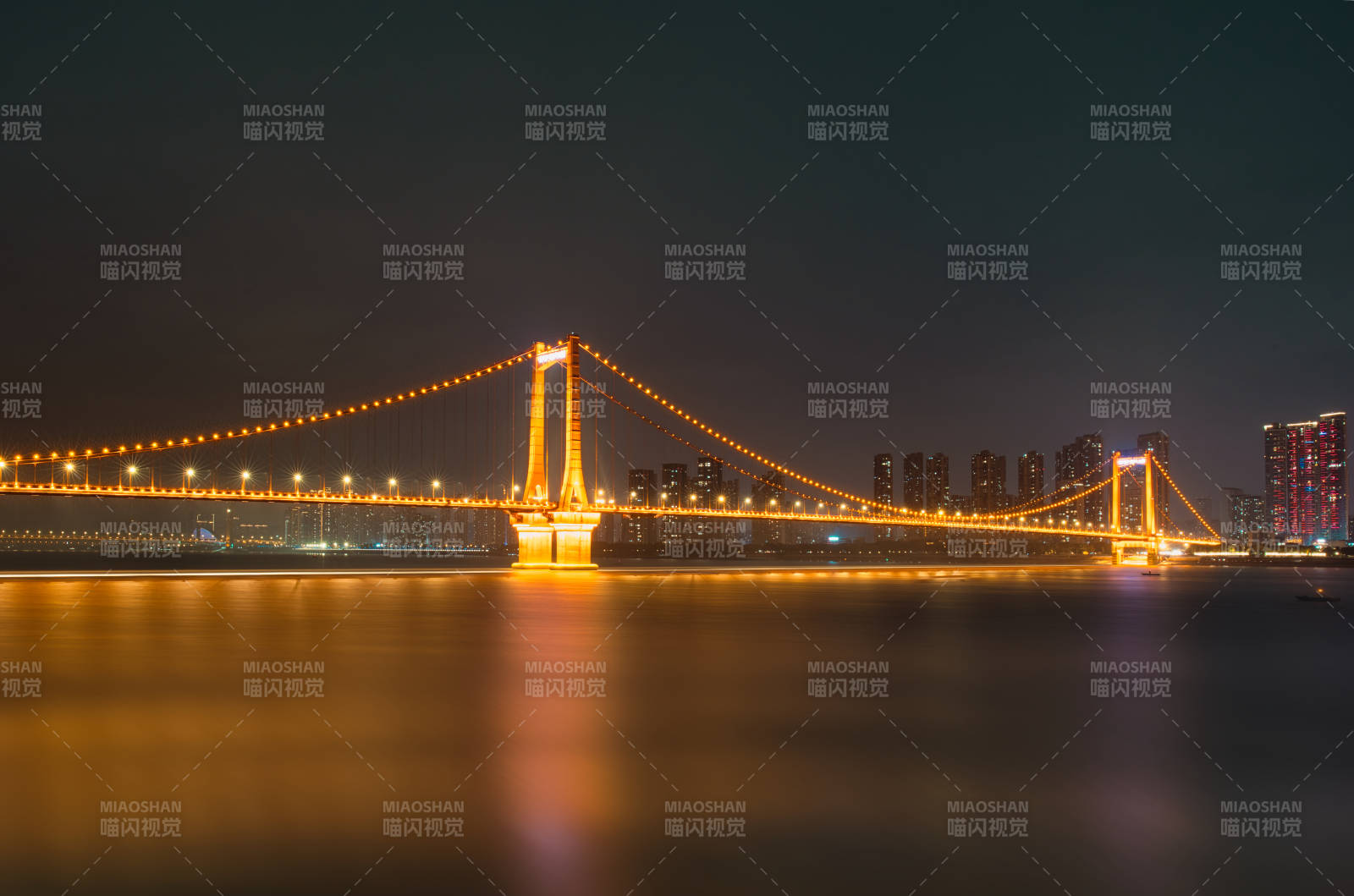 夜色中的大橋