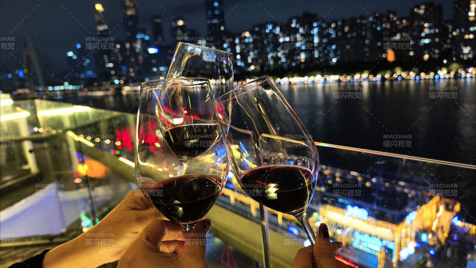 夜景紅酒碰杯