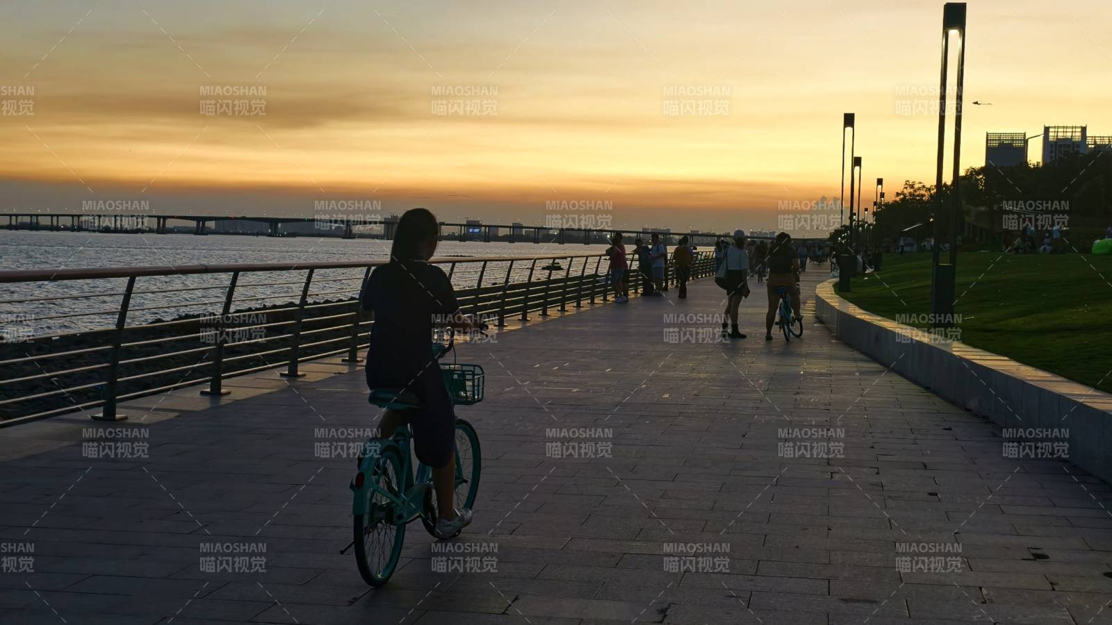 夕陽下的騎行者