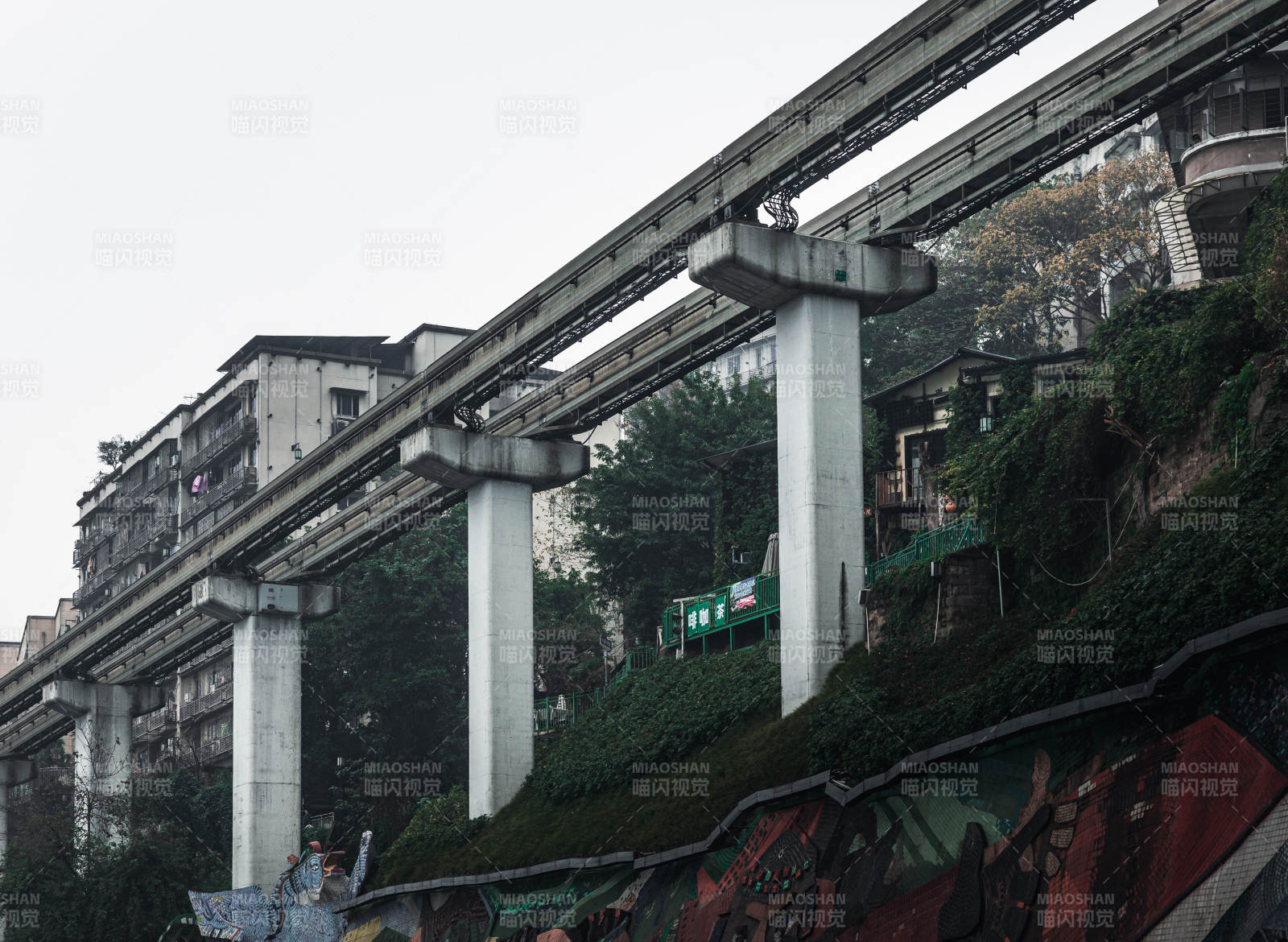 山城輕軌穿樓過