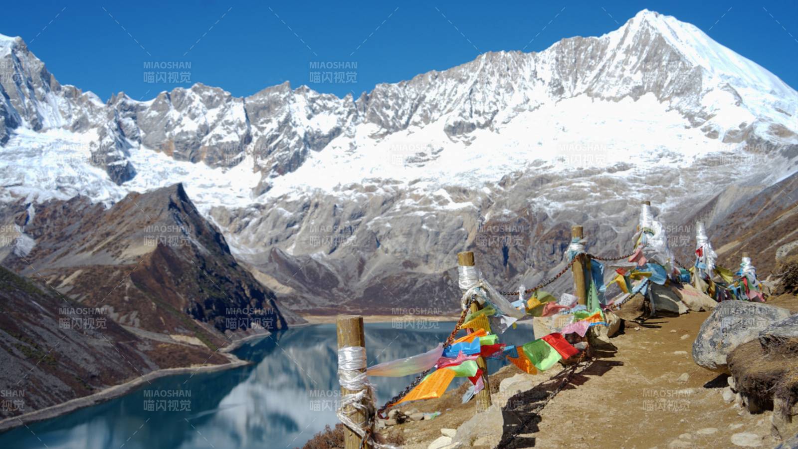 雪山湖畔彩旗飄