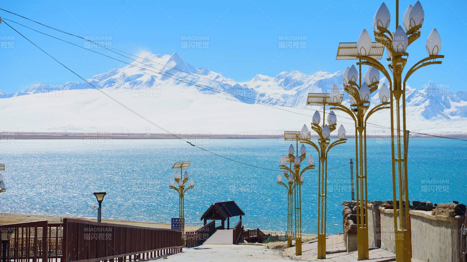 雪山湖畔風(fēng)光