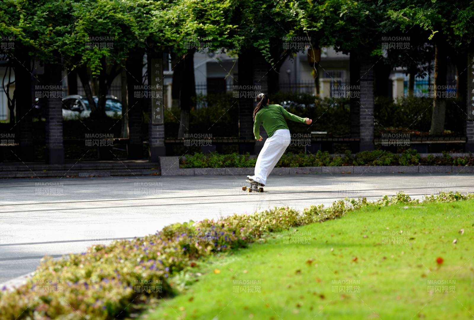 公園里的滑板女孩
