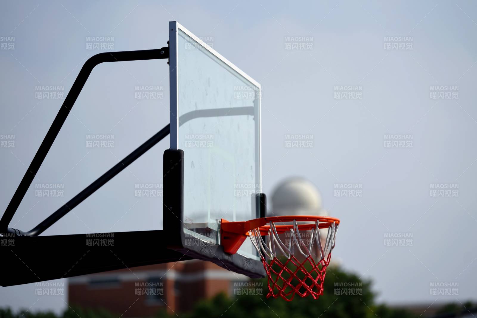 遠處圓形建筑物如球入筐