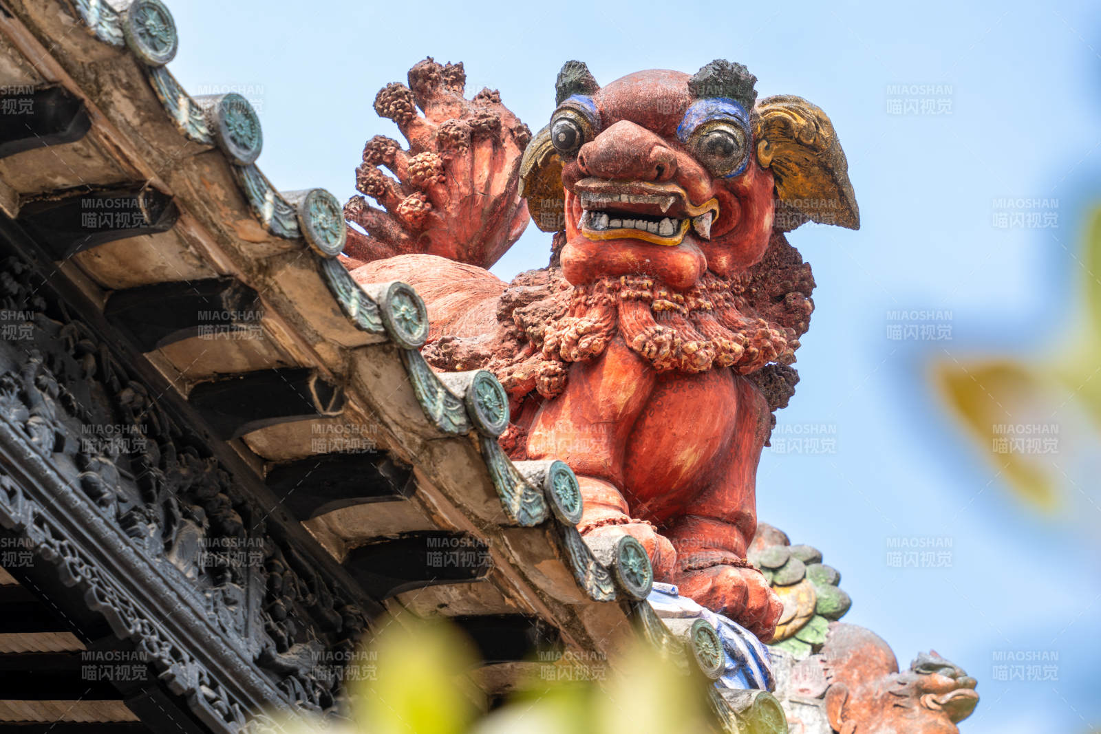 屋脊上的石獅雕像