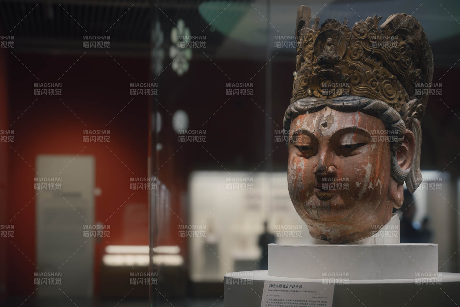 佛首雕像展柜中