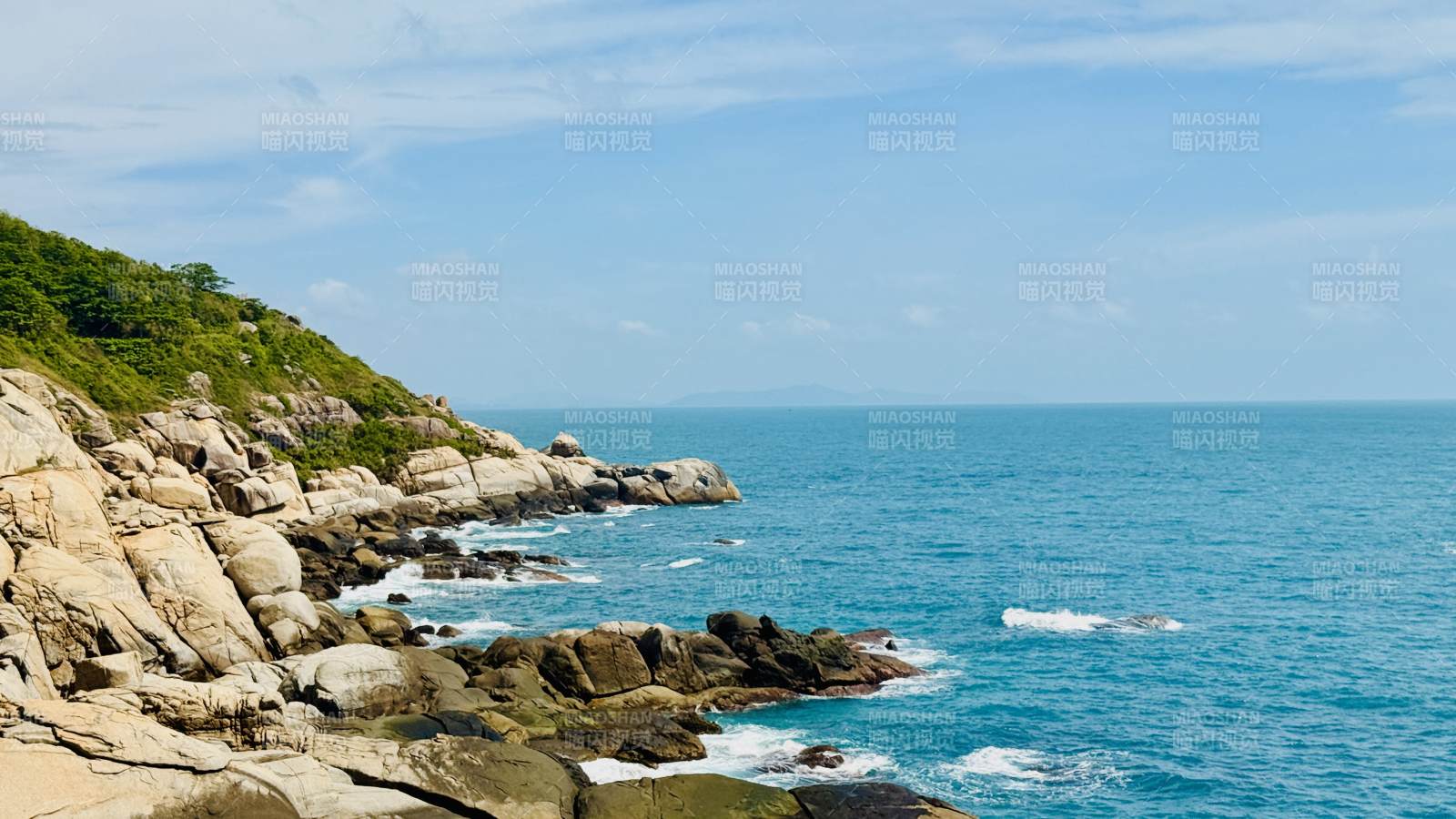 碧海藍(lán)天巖石岸