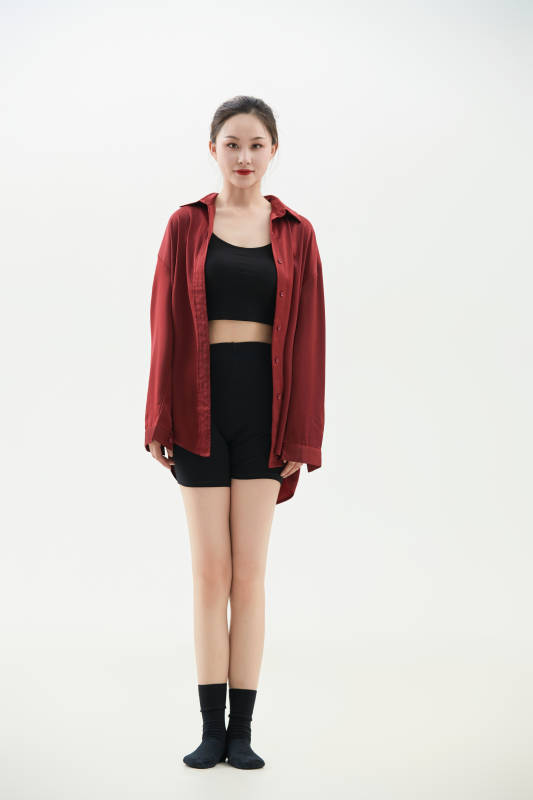 跳现代舞的亚洲舞蹈演员