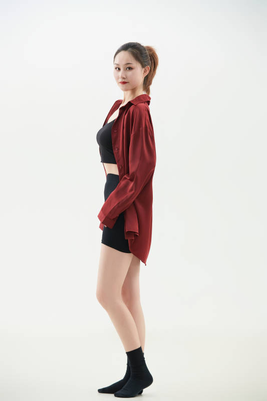 跳现代舞的亚洲舞蹈演员