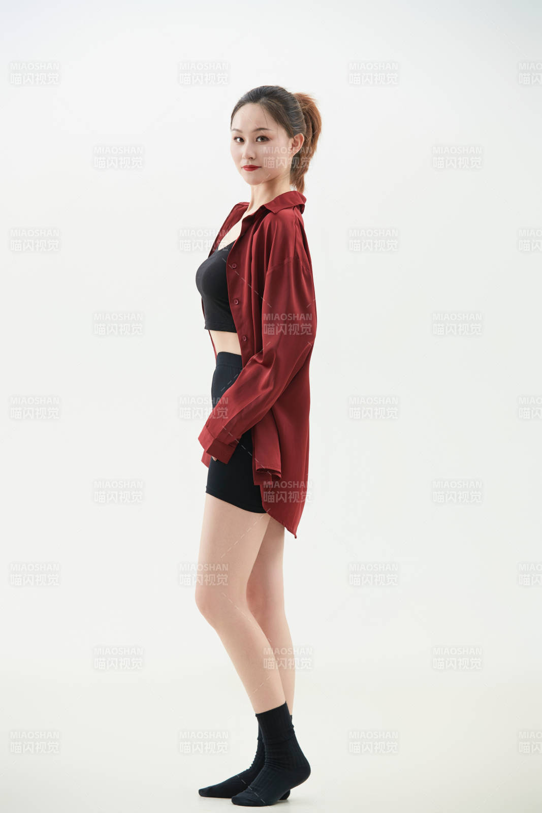 跳现代舞的亚洲舞蹈演员