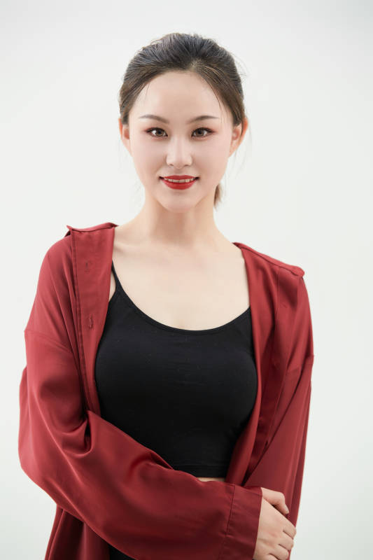 跳现代舞的亚洲舞蹈演员