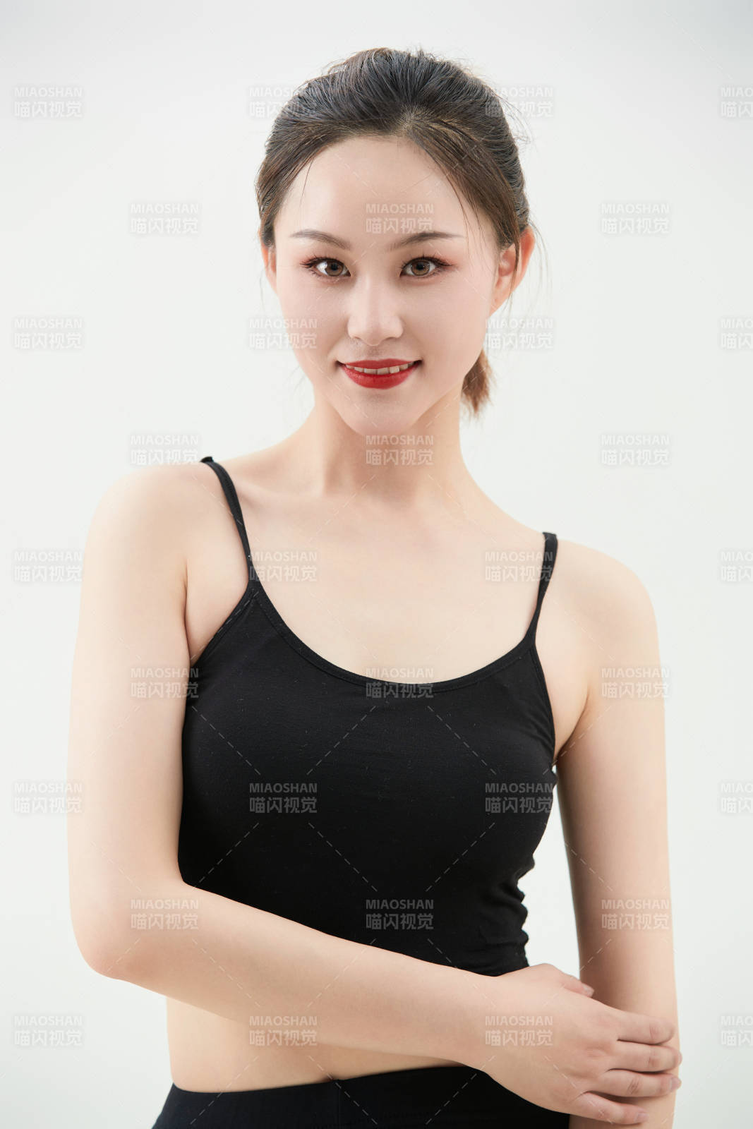 跳现代舞的亚洲舞蹈演员