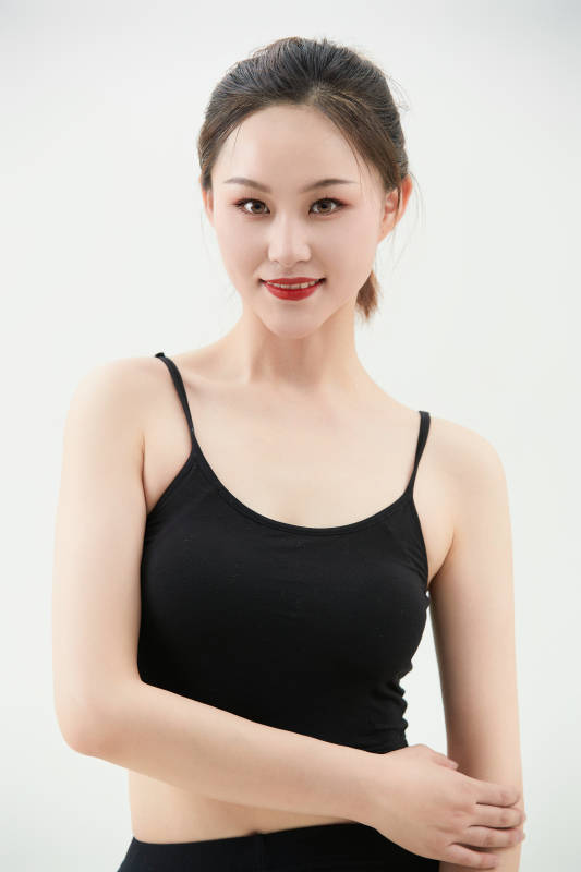 跳现代舞的亚洲舞蹈演员