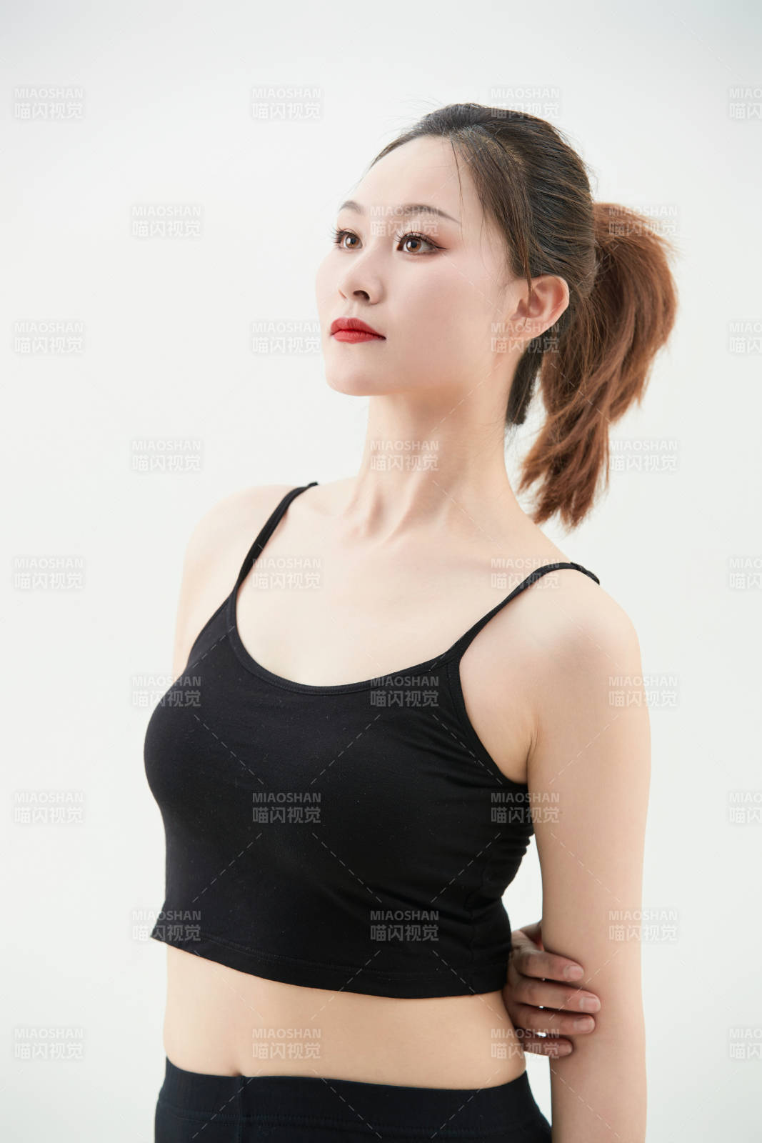 跳现代舞的亚洲舞蹈演员