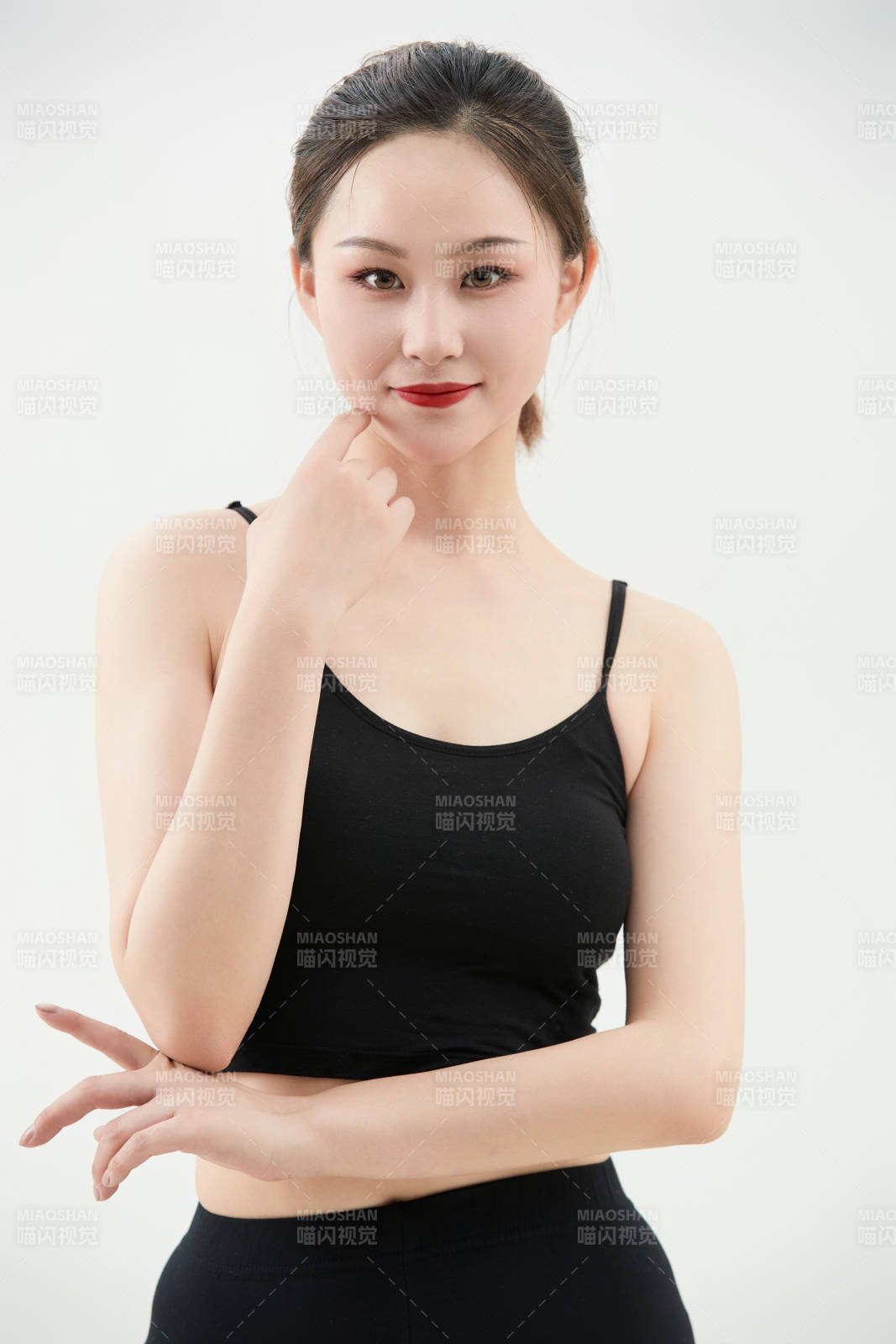 跳现代舞的亚洲舞蹈演员