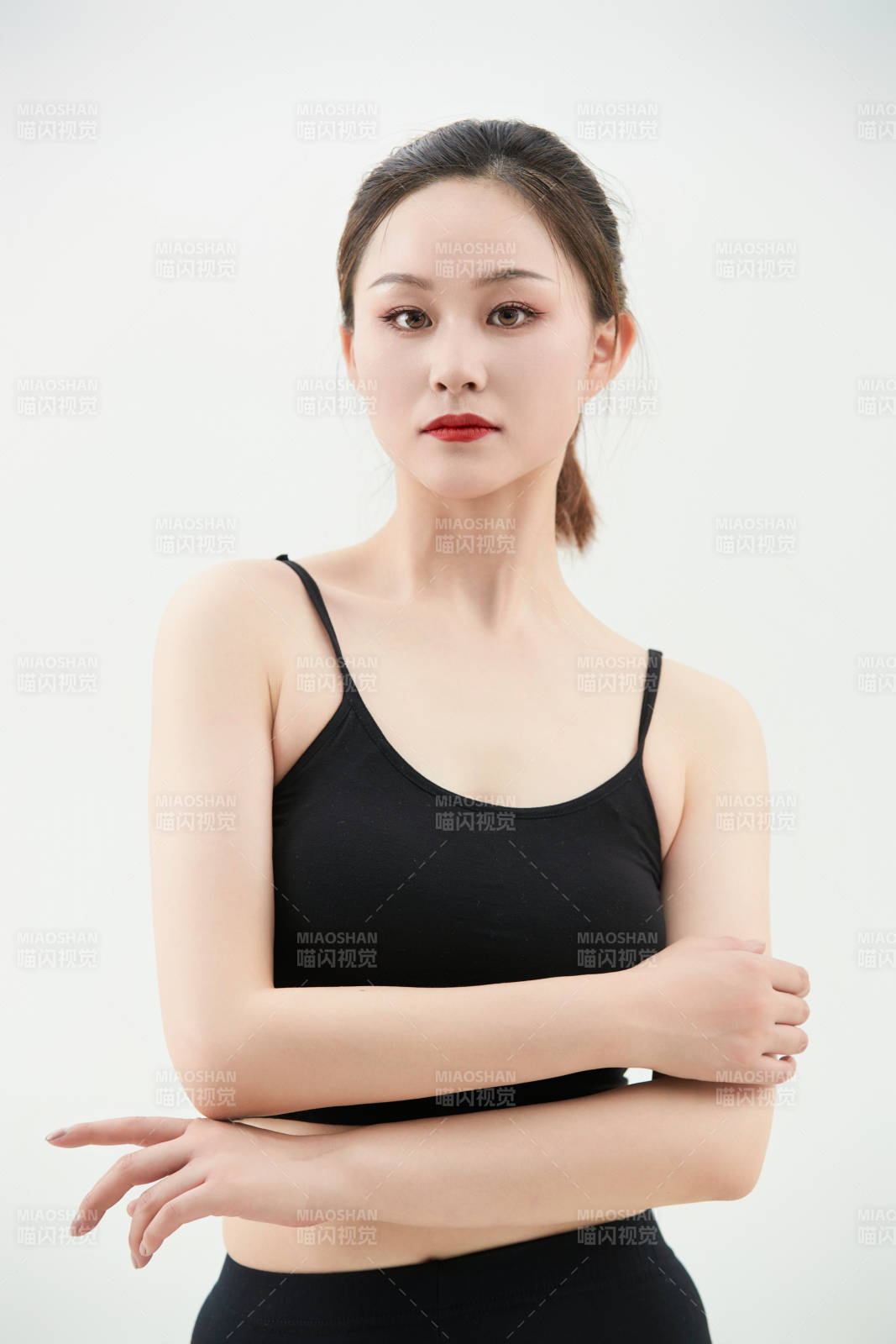 跳现代舞的亚洲舞蹈演员